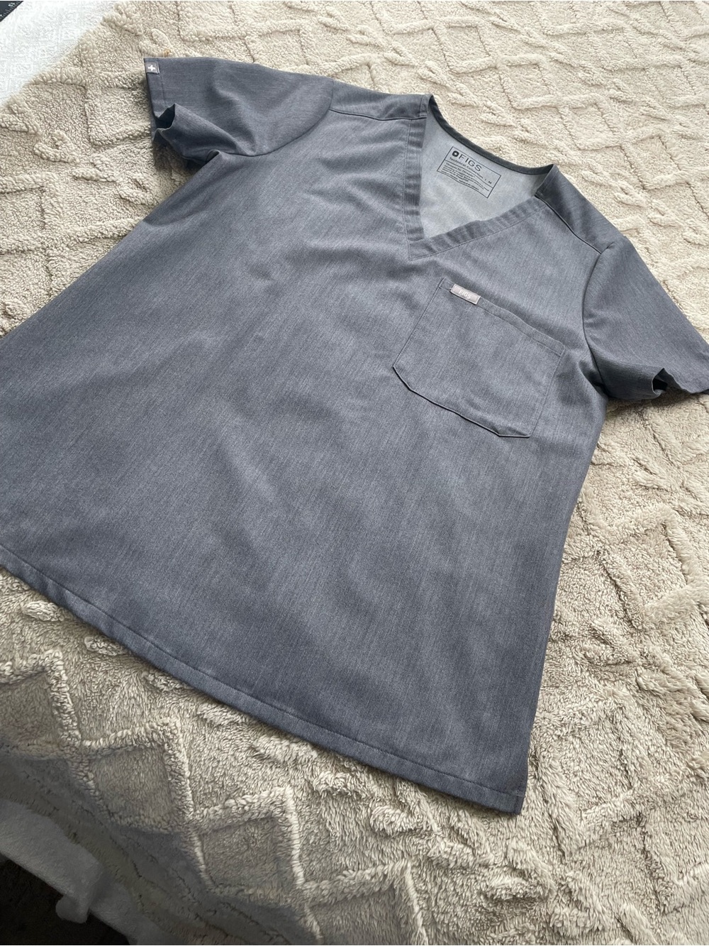 FIGS V-Neck Scrub Top in Heather Gray
Size Medium Medical Staff